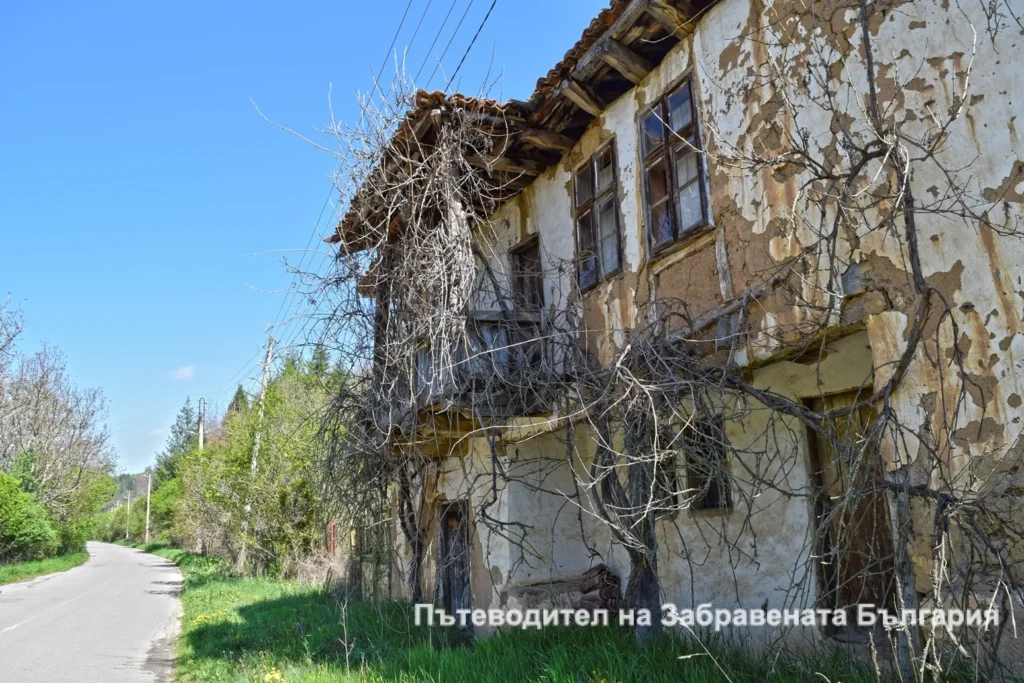 Фасадата на изоставена къща във Враня стена