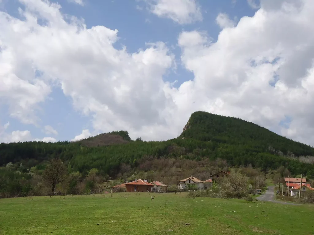 Устра, Счупената планина, Овчево и Мъженци