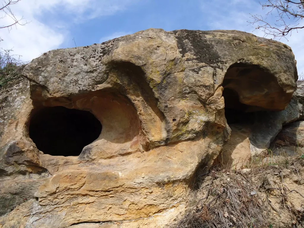 Устра, Счупената планина, Овчево и Мъженци