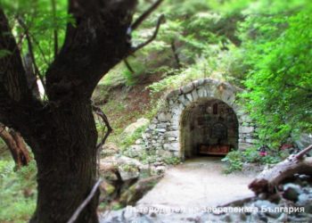 Параклисът с обърнатия олтар и Сопотския водопад